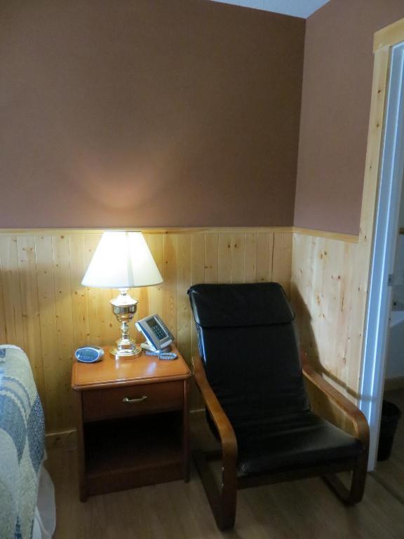 Fort Motel Форт-Маклеод Экстерьер фото