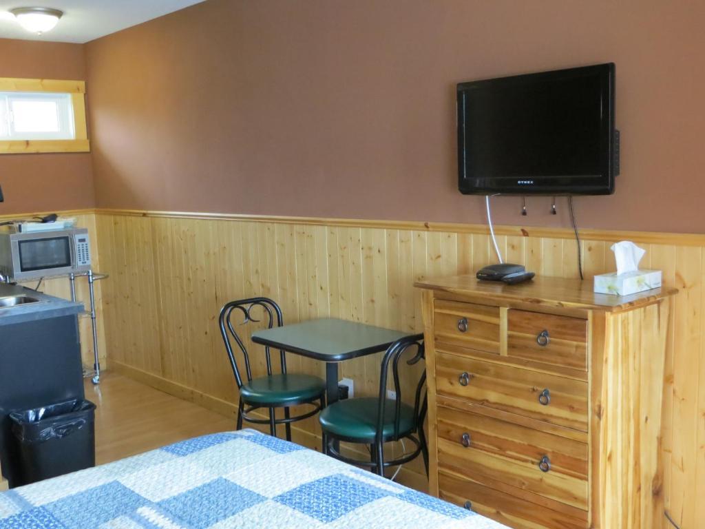 Fort Motel Форт-Маклеод Экстерьер фото